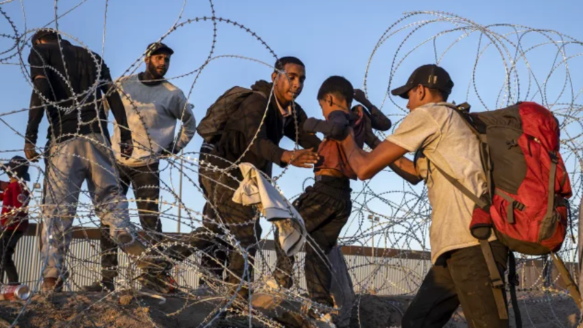 Abbott promulga ley antimigrantes; afirma que servirá para “proteger a Texasde la negligencia de Biden”