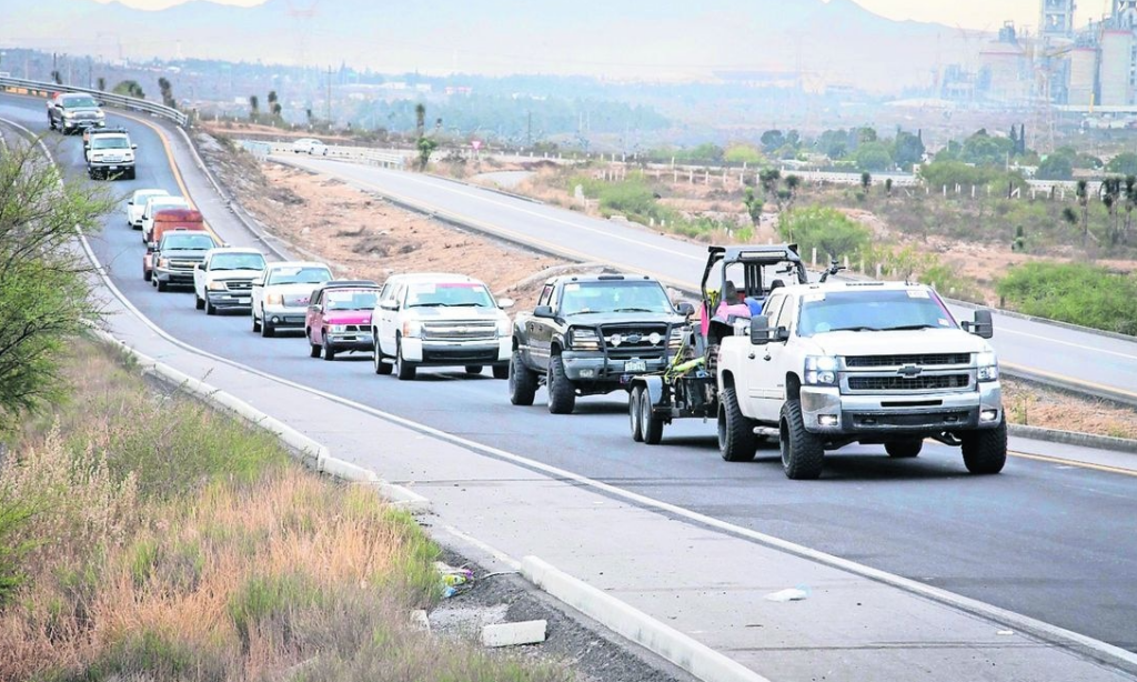 Mega caravana de paisanos cruza Nuevo Laredo con rumbo a Querétaro
