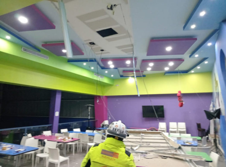 Desplome del ‘cielo falso’ de un salón de fiestas en Monterrey deja cinco menores heridos