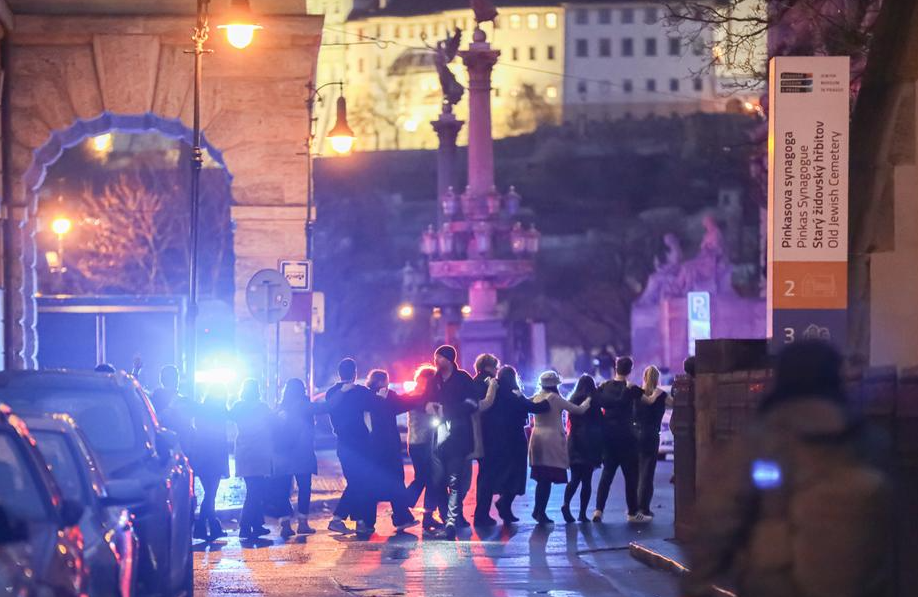 Praga no encuentra vínculos terroristas en el mortal tiroteo del jueves