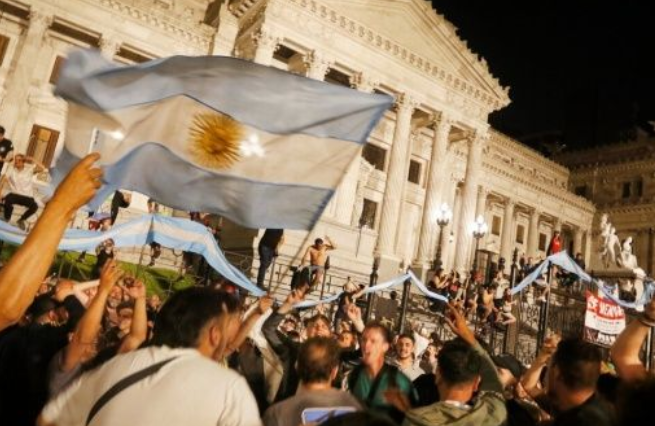 Pese apoyo empresarial, plan económico de Milei es rechazado por los sindicatos