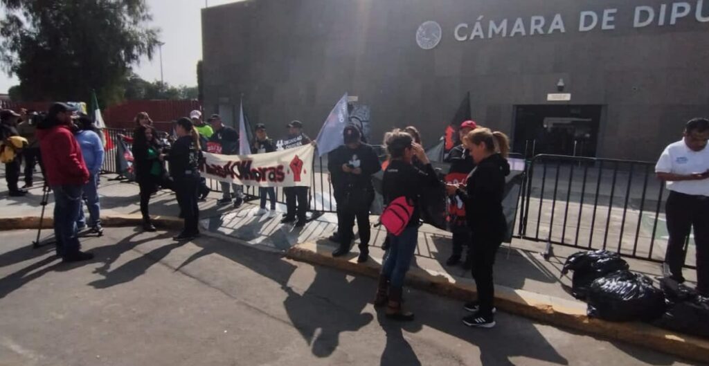 Sindicalistas exigen reducción de jornada laboral en protesta frente a la Cámara de Diputados