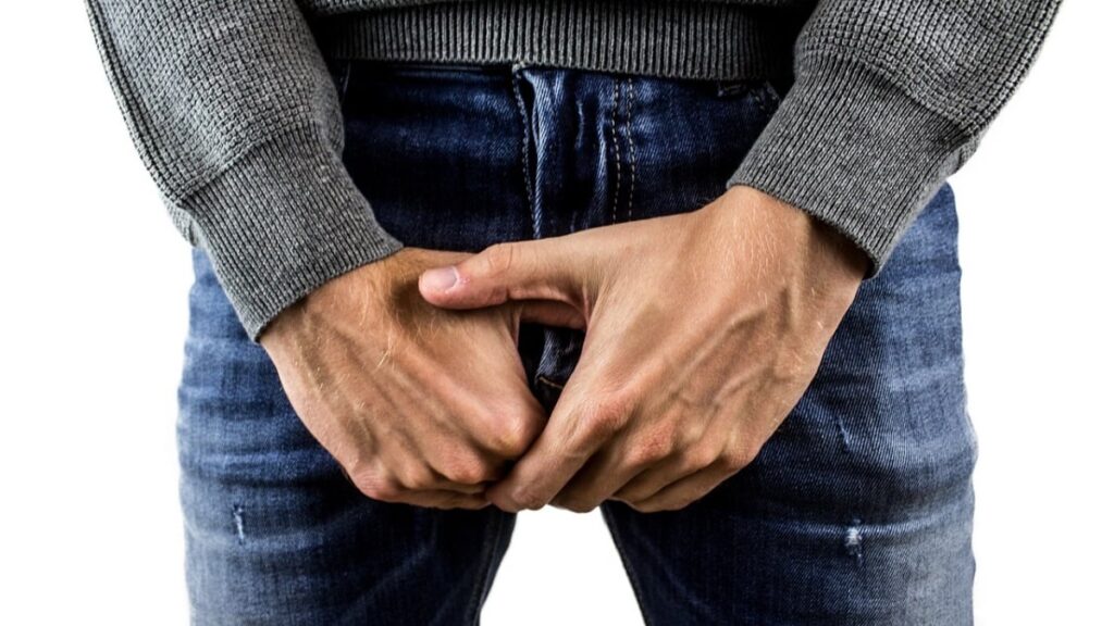 Mujer agrede a su exnovio e intenta arrancarle los testículos con las uñas