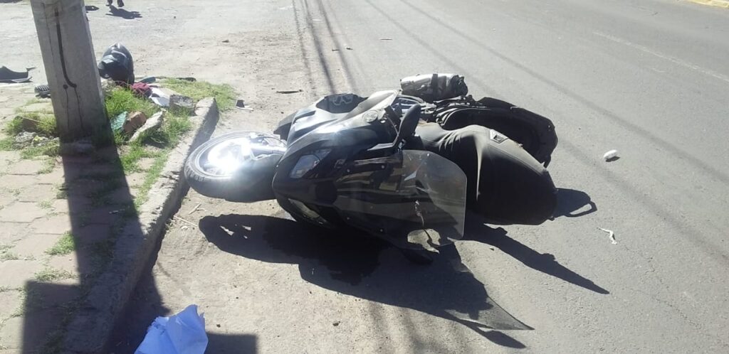 Profesor muere tras impactarlo un auto
