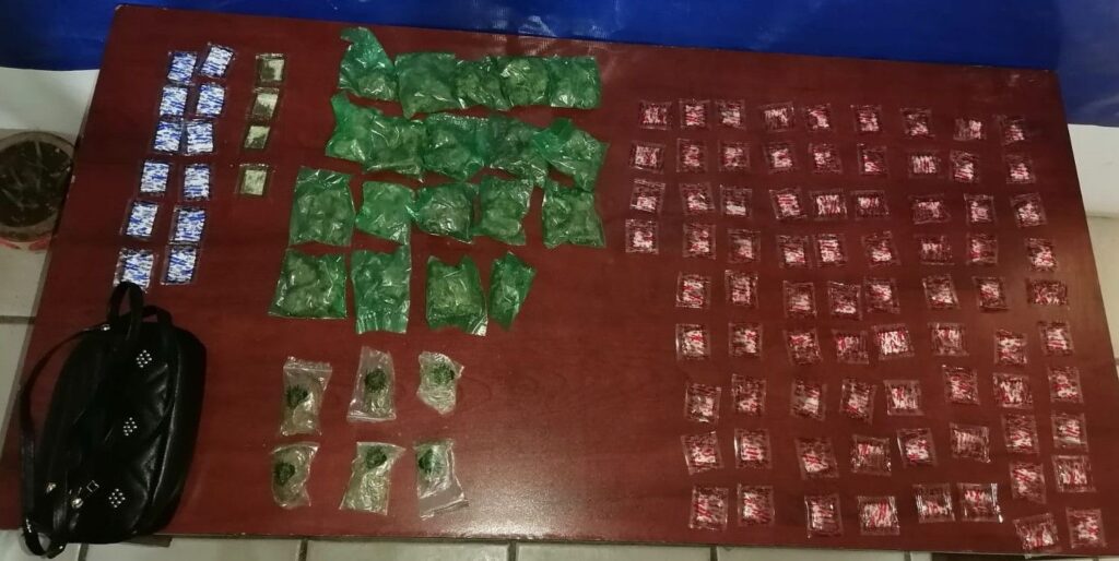 Tiran 120 sobrecitos con dos tipos de droga