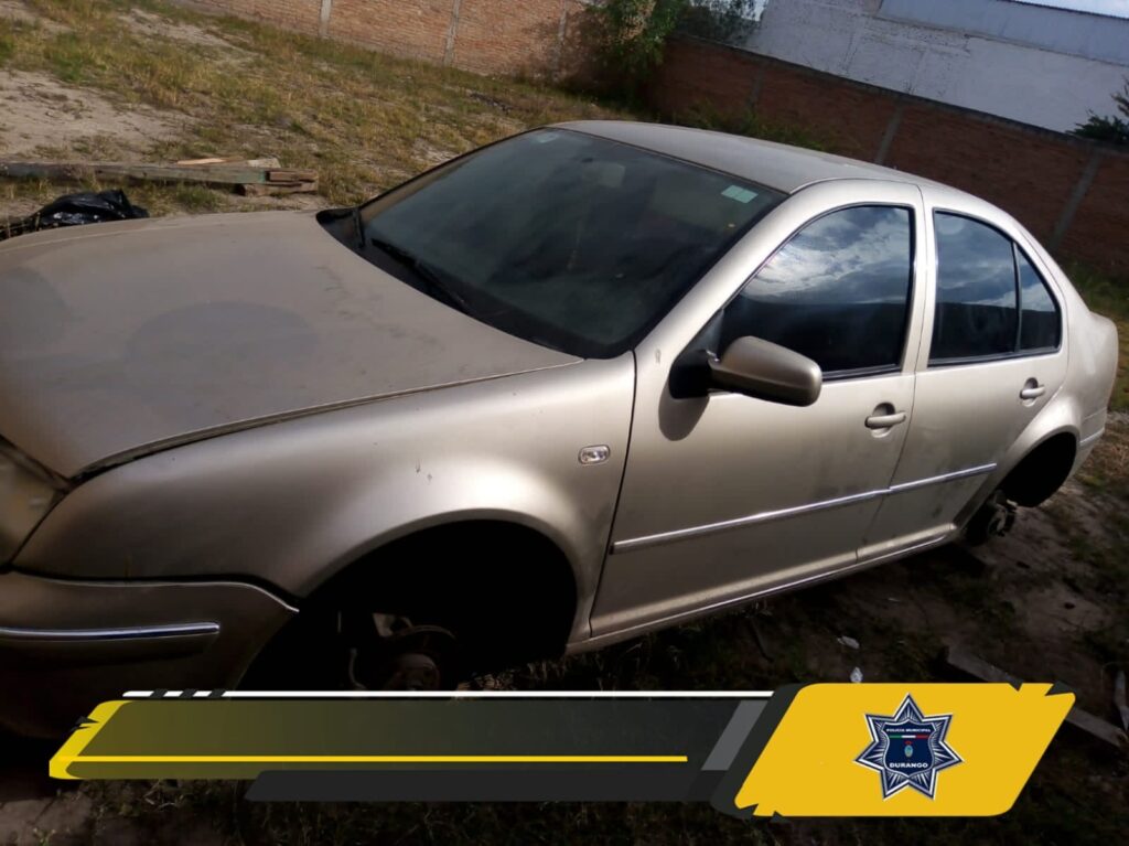 Sin ruedas abandonan vehículo