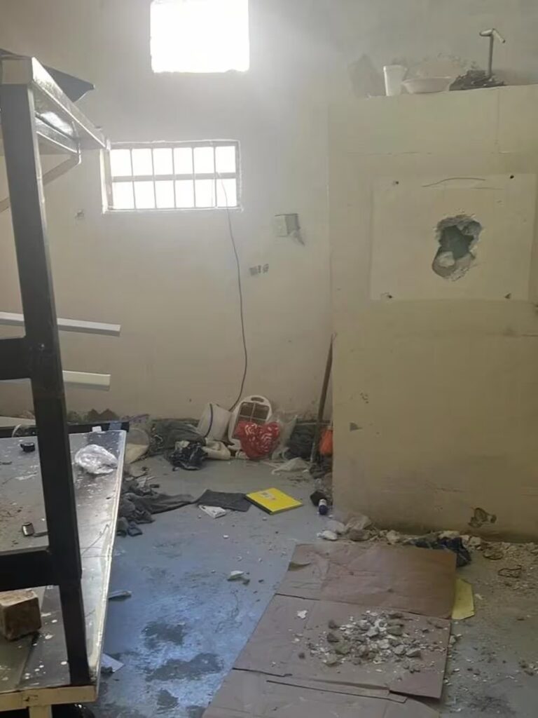 Decomisan fuerte arsenal en cereso de Chihuahua; denuncian material bélico