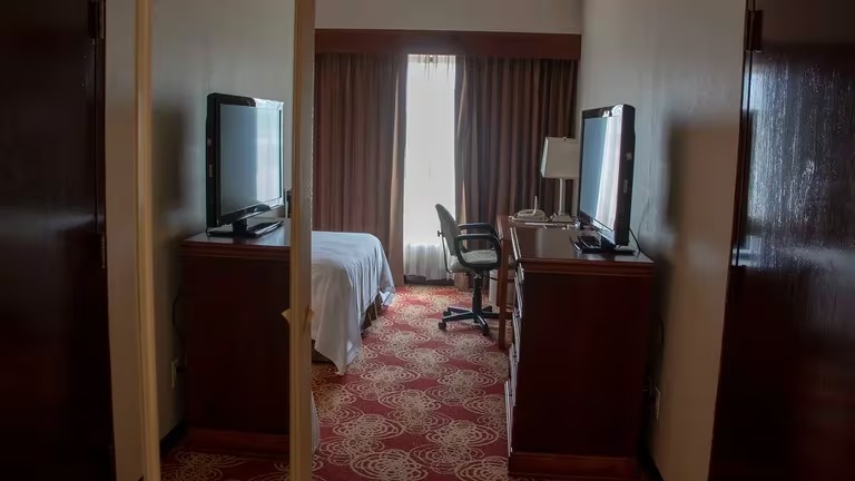 Hombre de 60 años muere dentro de motel en Puebla
