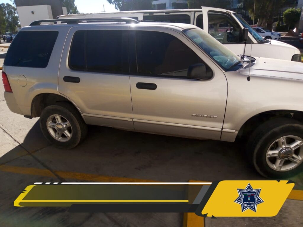 Policías recuperan camioneta robada