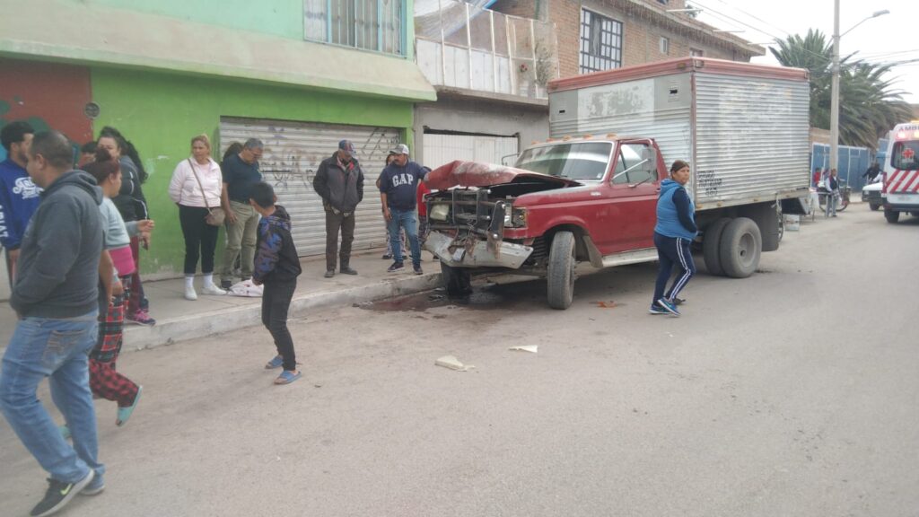 Camioneta contra puesto; mujer muerta (video)