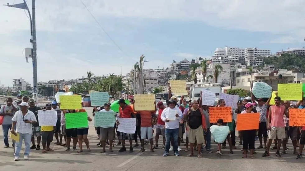 Damnificados bloquean la costera Miguel Alemán en Acapulco por falta de apoyos