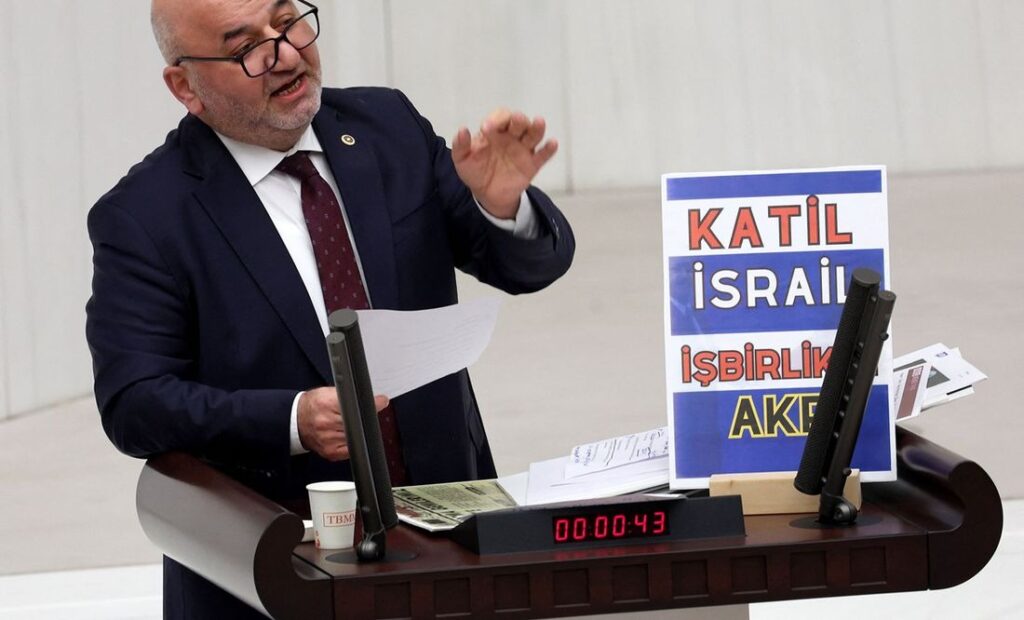 Muere el diputado turco tras sufrir un infarto al anunciar «la ira de Alá» contra Israel