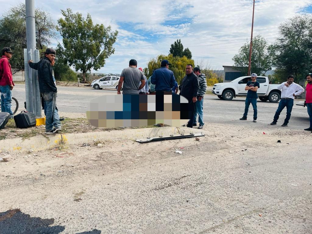 Mujer motociclista impactada por veloz auto