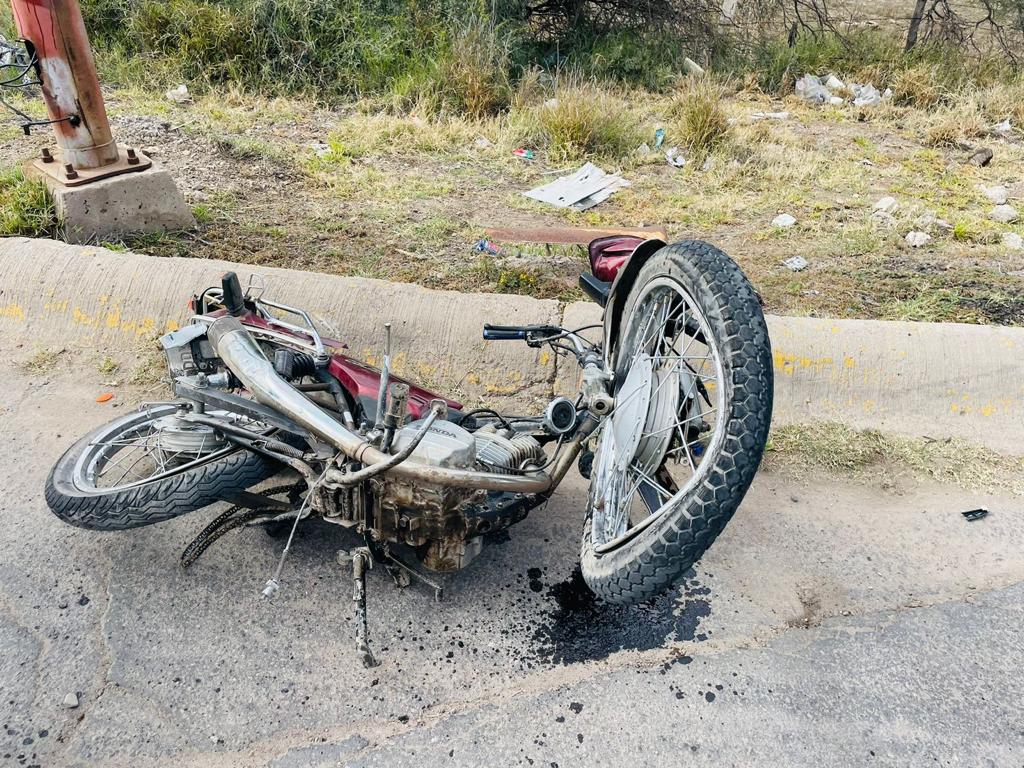 Menor muere al estrellarse en moto contra camioneta