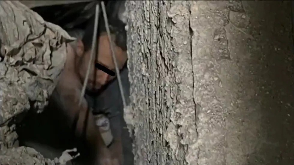 VIDEO: Presunto ladrón queda atrapado entre muros al intentar escapar