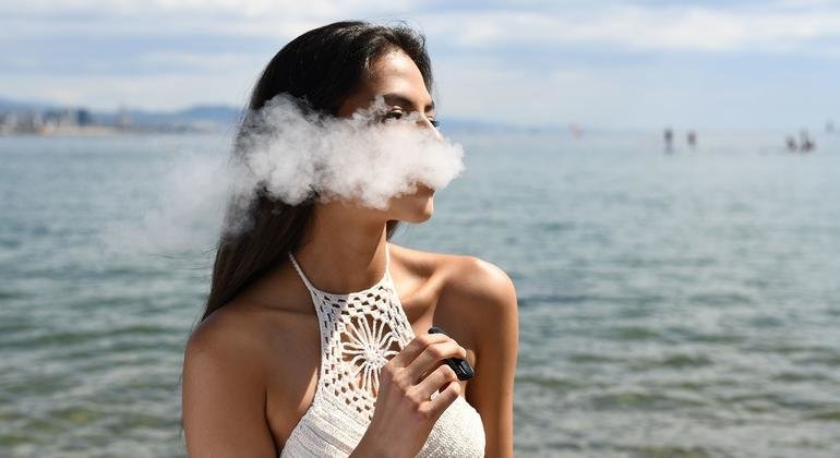 OMS pide medidas urgentes para proteger a jóvenes del consumo de cigarrillos electrónicos