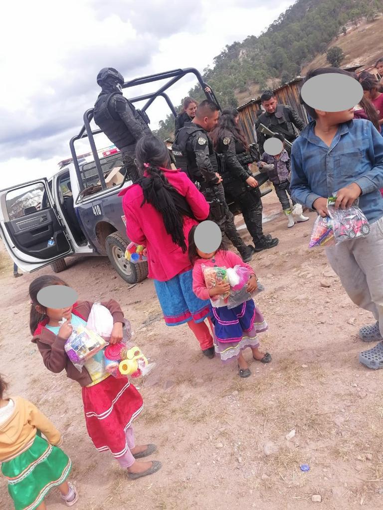 Policías reparten regalos y juguetes