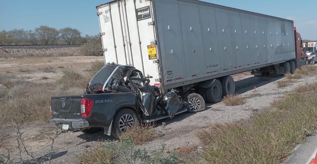 Camioneta se estrelló contra caja de tráiler