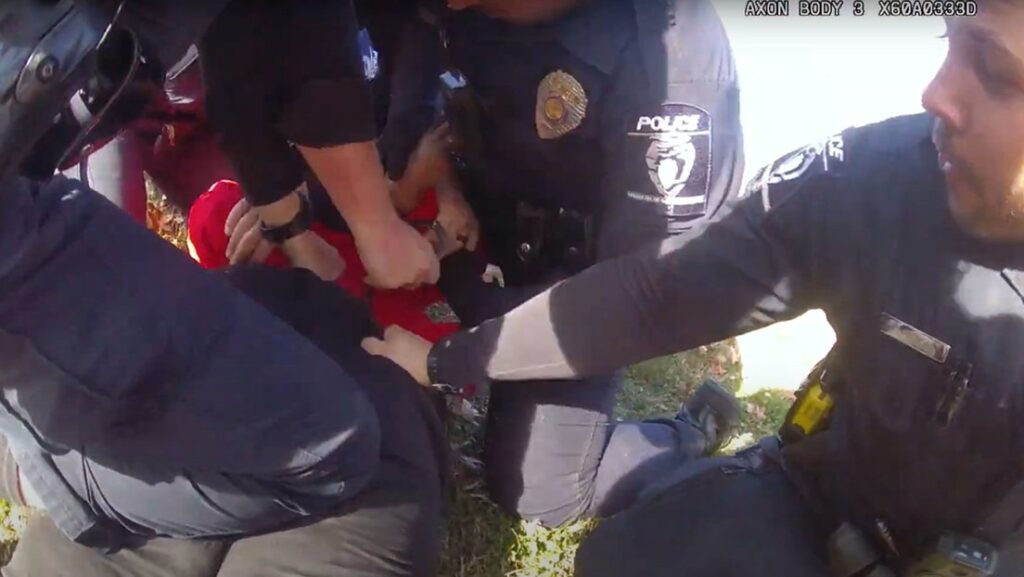 VIDEO: Policía golpea al menos 14 veces a mujer afroamericana durante su arresto en EU