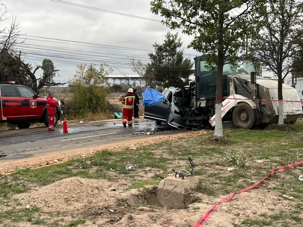 Conductor de camioneta muere al chocar contra barredora