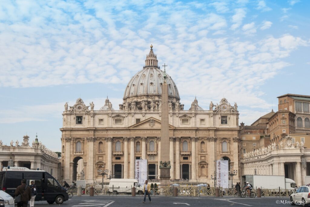Vaticano condena a cardenal italiano por fraude