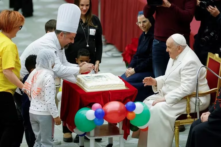 Papa Francisco celebra su cumpleaños 87 con fiesta circense y rodeado de niños