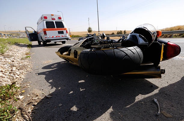 Pareja de motociclistas herida al chocar con vehículo
