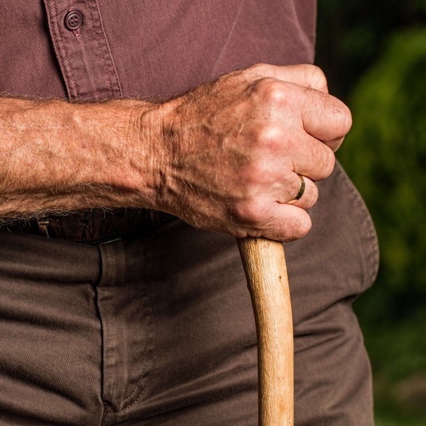 Hombre de 110 años apuñala y da muerte a su esposa de 109 en Uganda