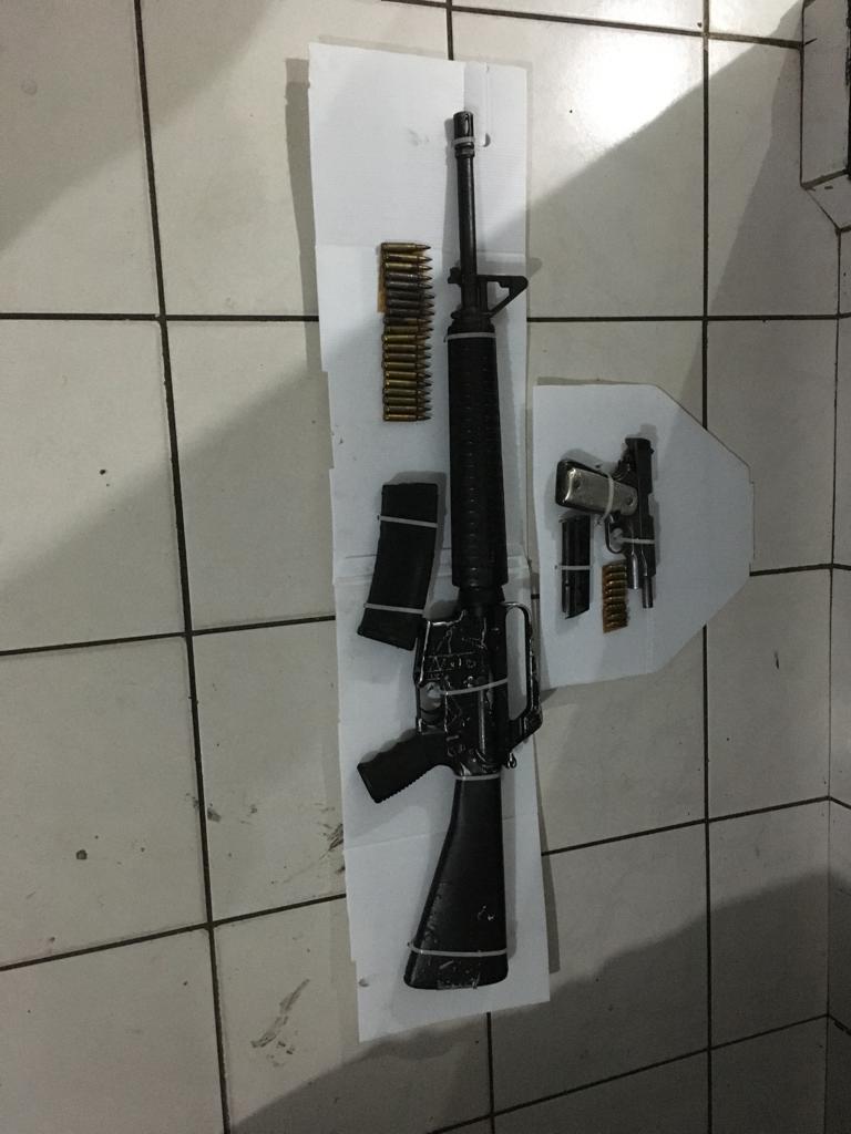 Abandona potentes armas de fuego y escapa