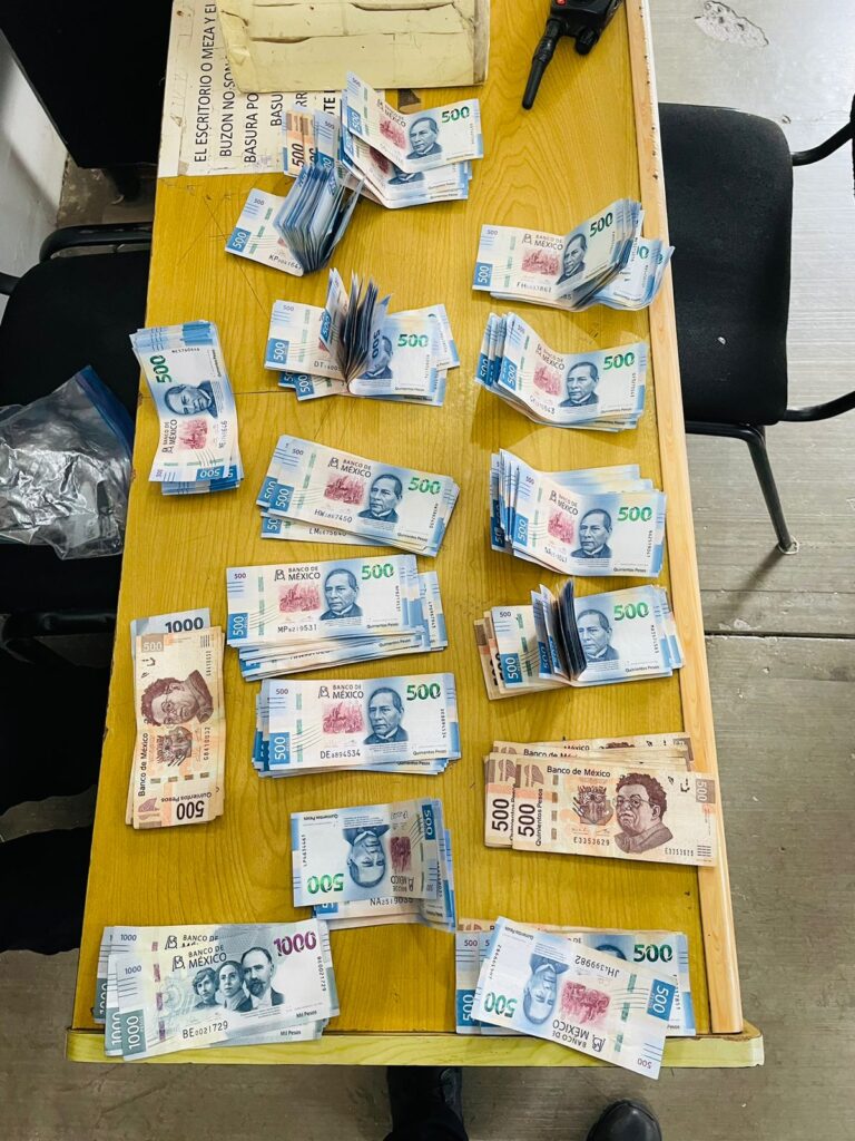 Municipales lo agarran con billetes falsos