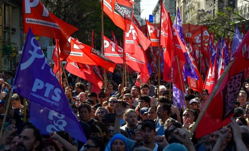 Miles de personas se manifiestan en Argentina contra el plan económico de Milei