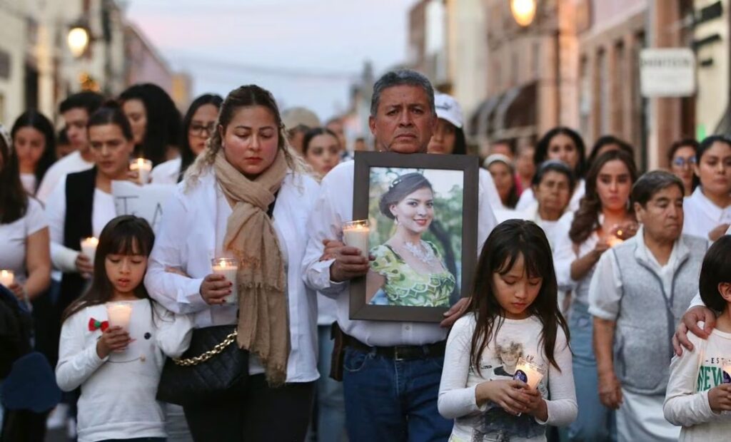 Marchan en Salvatierra, Guanajuato por el asesinato de 11 jóvenes 