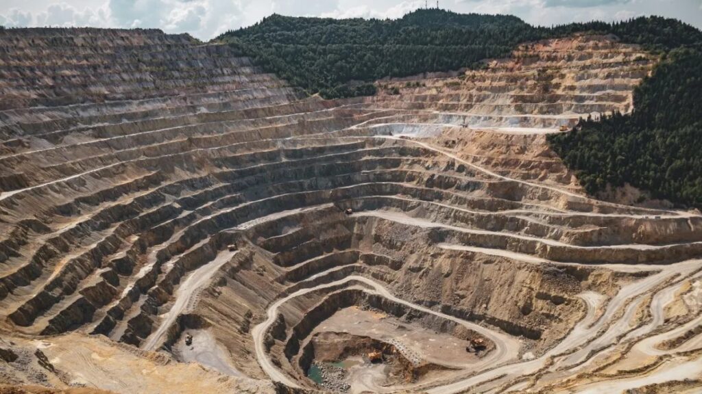 Derrumbe en mina de oro en Perú deja 7 mineros muertos