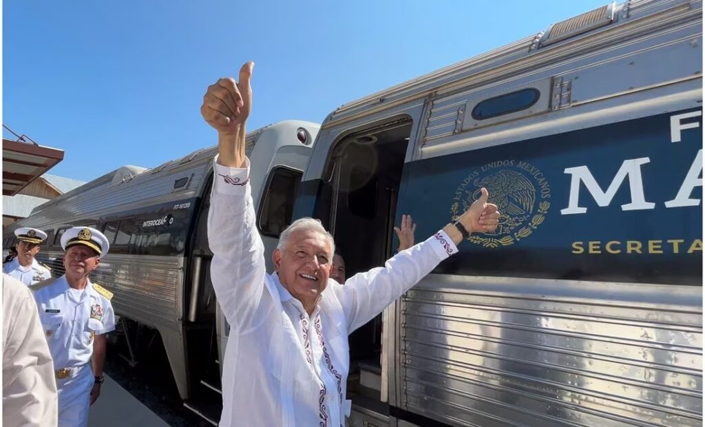 Tras 8 horas, AMLO llega a Coatzacoalcos, Veracruz, en Tren Interoceánico