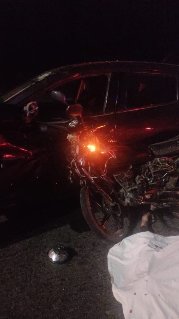 Choque de madrugada deja a motociclista muerto