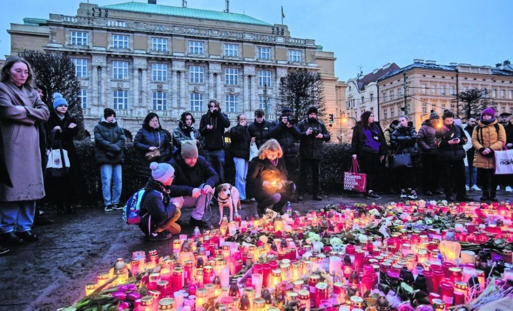 Rinden homenaje a víctimas en tiroteo de Praga que dejó 14 muertes