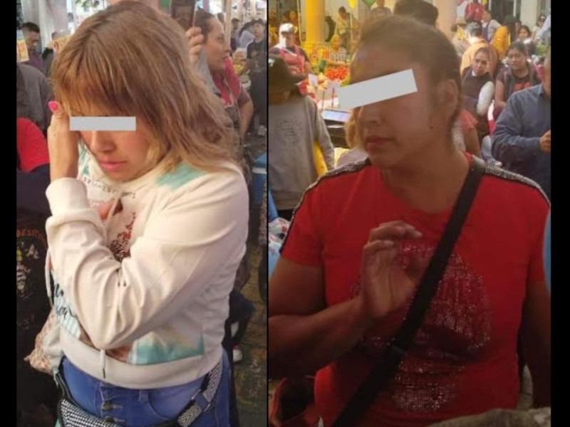 ¡Las cacharon! Detienen a dos carteristas en tianguis y terminan sin ropa