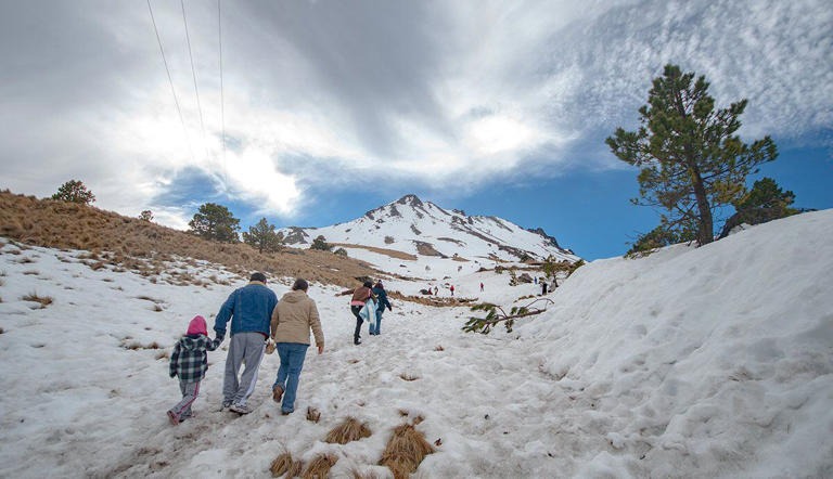Por bajas temperaturas suspenden accesos al Nevado de Toluca
