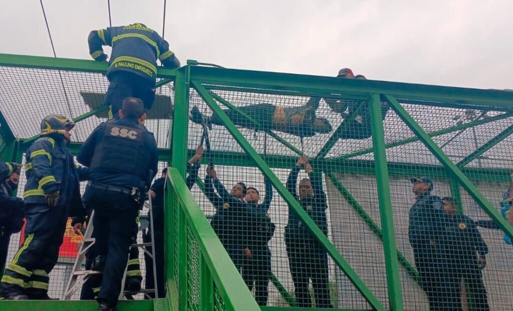 Hombre termina electrocutado en CDMX; bomberos lograron rescatarlo