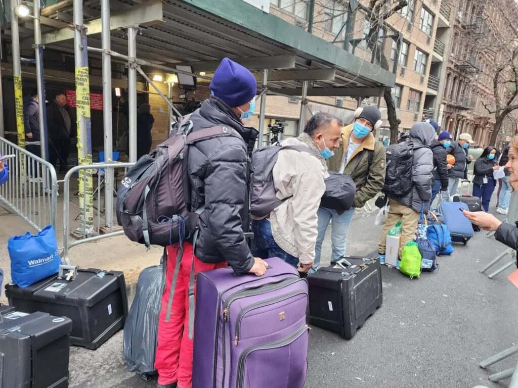 Alcalde de Nueva York restringe llegada de autobuses con migrantes