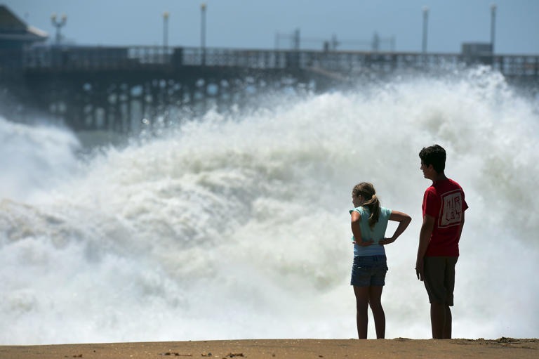 Peligrosas olas golpean las costas de California y se convierten en amenaza para los turistas