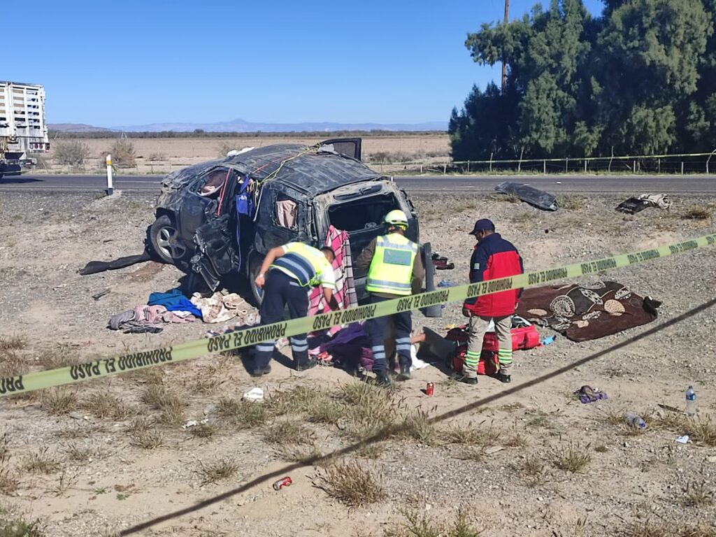 Durmió al volante y volcó; muere mamá e hijos heridos