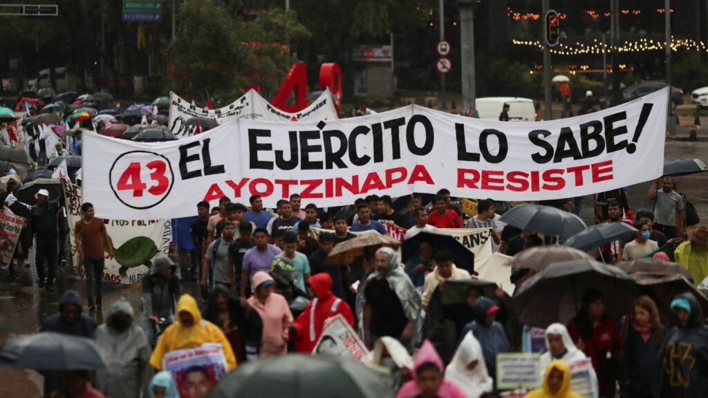 AMLO ordena abrir archivos del caso Ayotzinapa a padres de los 43 normalistas