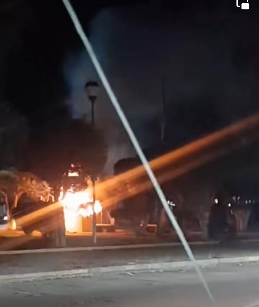 Menores lanzan cohete y quema puesto en plaza principal