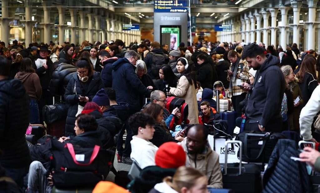 VIDEO: Por túneles inundados, miles de británicos ven «arruinadas sus vacaciones» de Año Nuevo