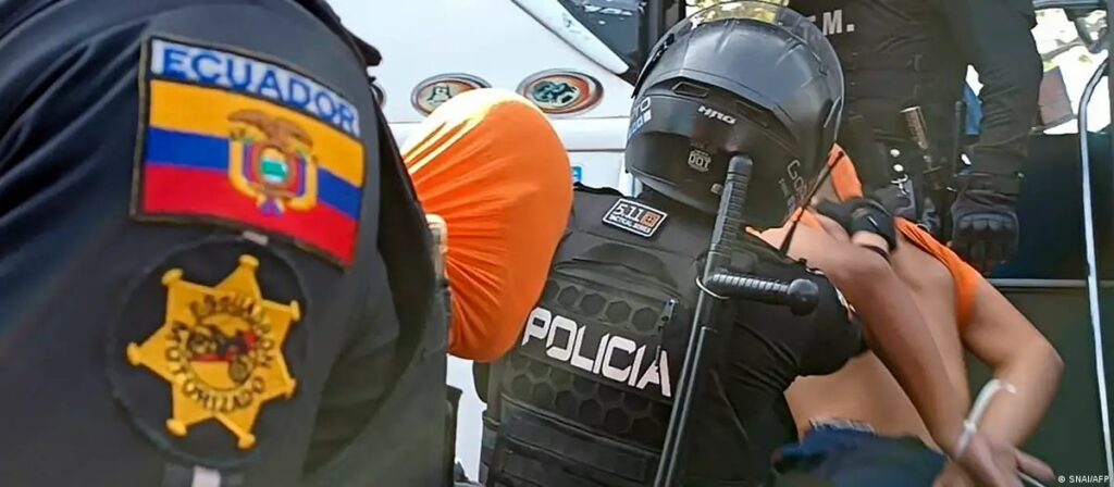 Ocho vehículos calcinados y actos violentos en Ecuador