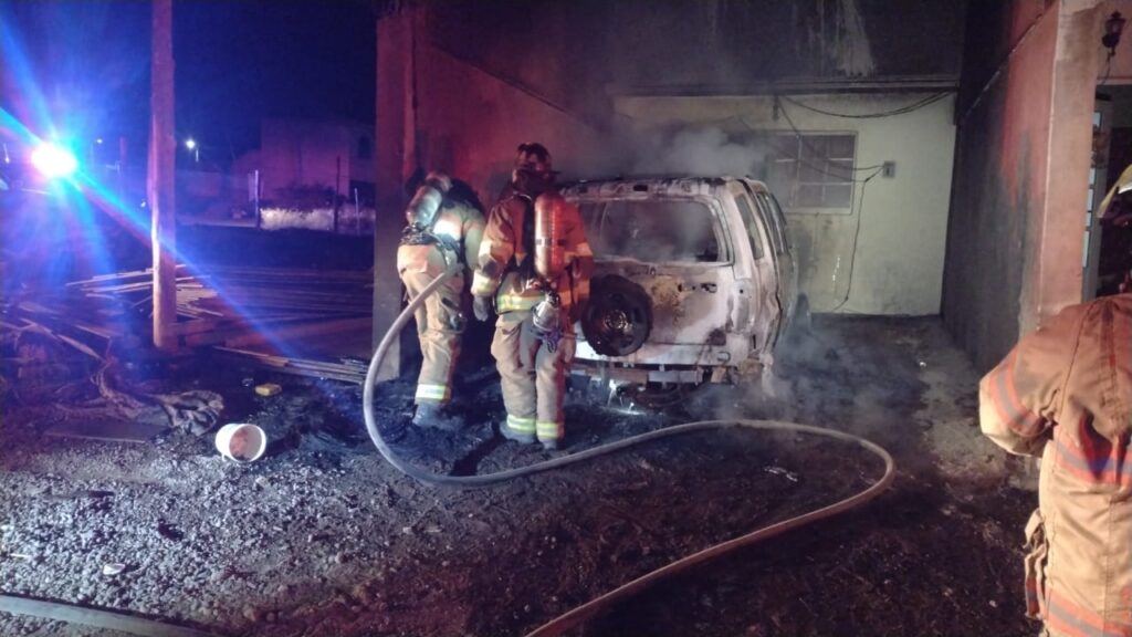 Incendio de casa consume vehículo en la cochera (fotos)