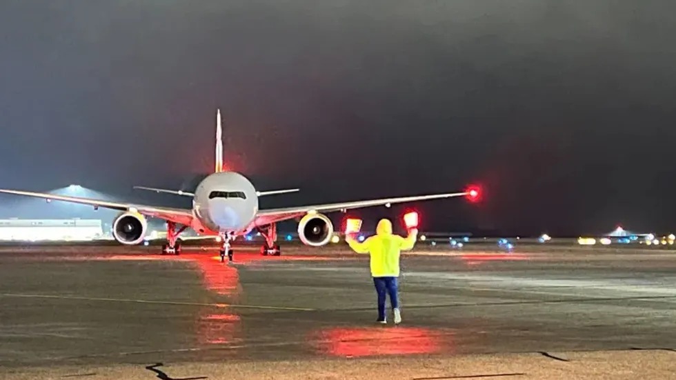 Texas envía vuelo con más de 350 migrantes en desafío a restricción de Chicago