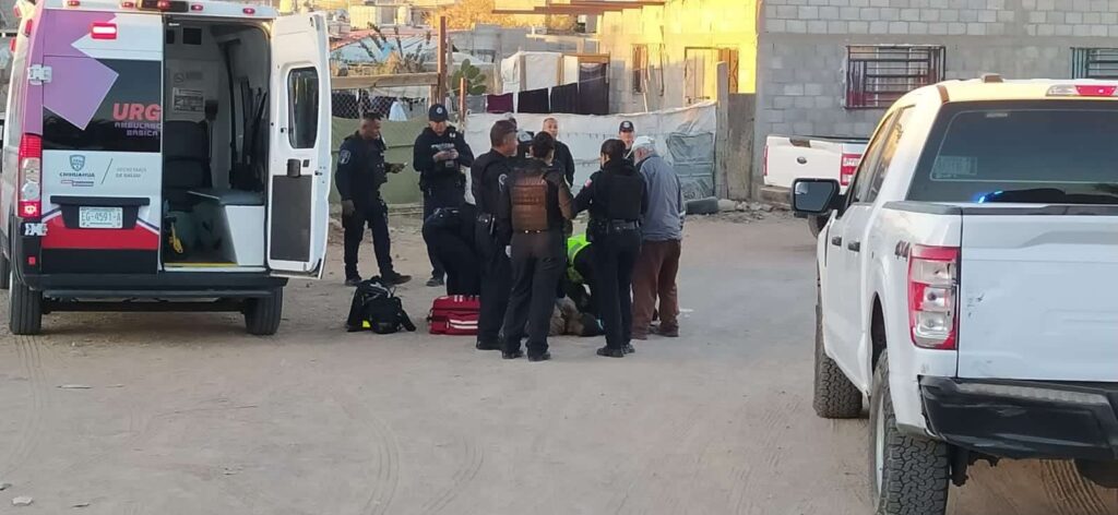 Pistoleros en una motocicleta lo atacan a balazos mientras caminaba en calles de Chihuahua