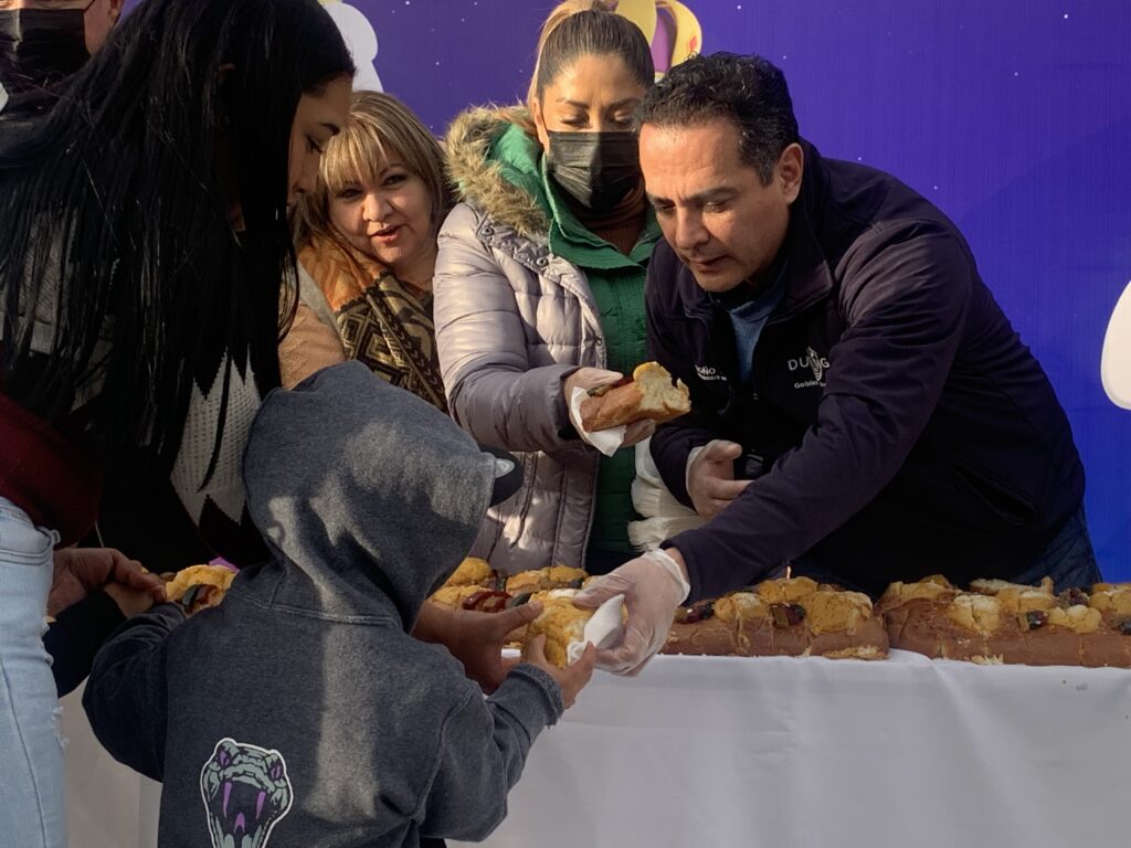 Festeja Toño Ochoa el día de Reyes Magos, reparte la tradicional Mega Rosca